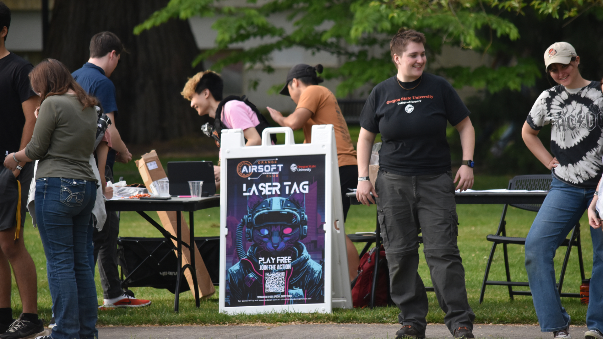 Orange Airsoft volunteer team assisting players